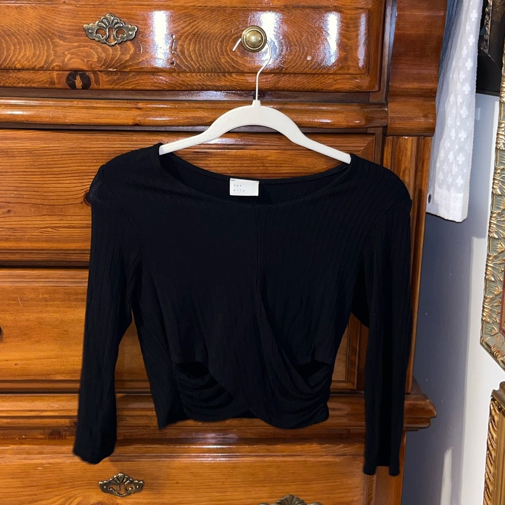 crisscross crop top long sleeve